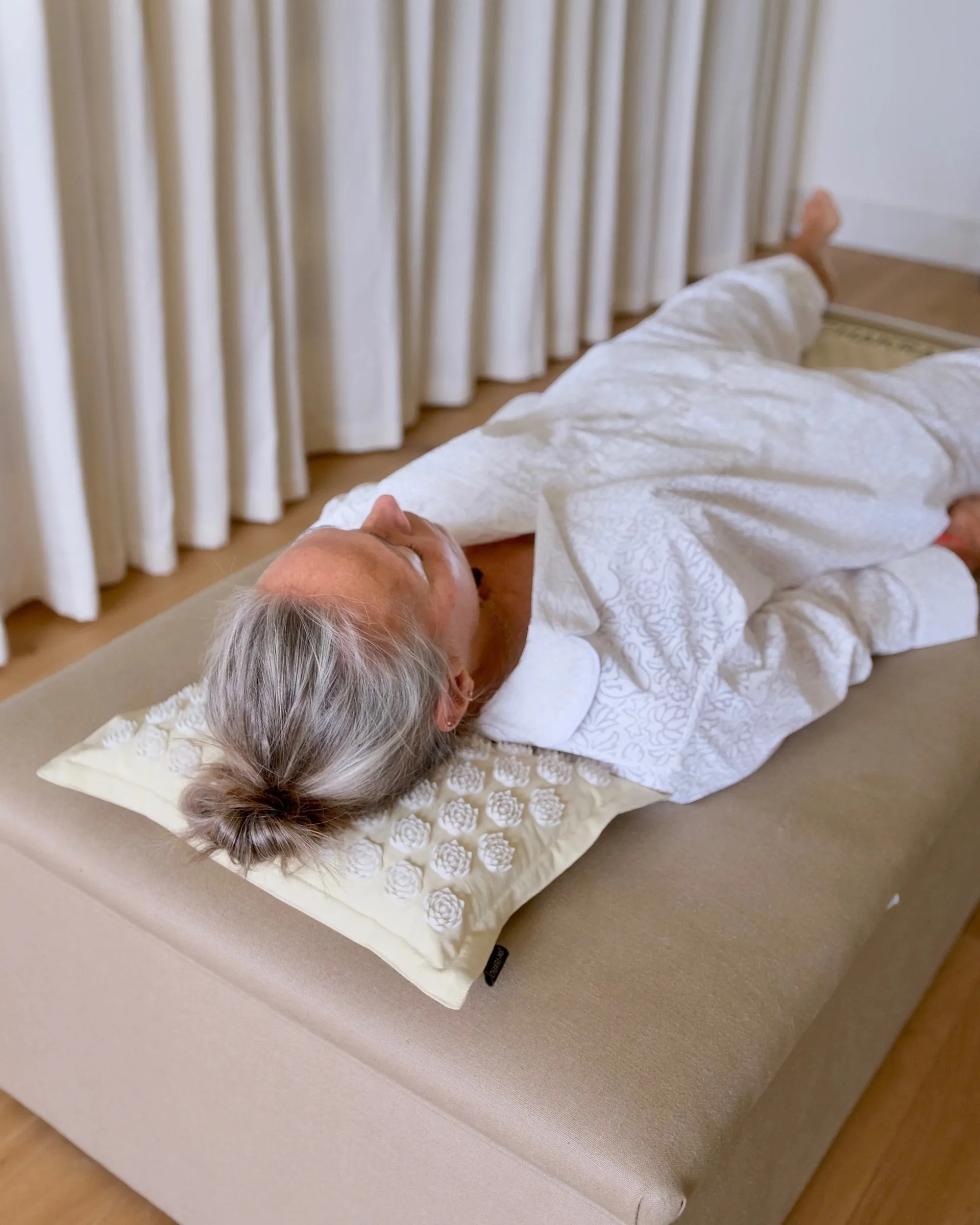 CHAKRA-MAT THE WHITE SET WITH LAVENDER FILLED PILLOW